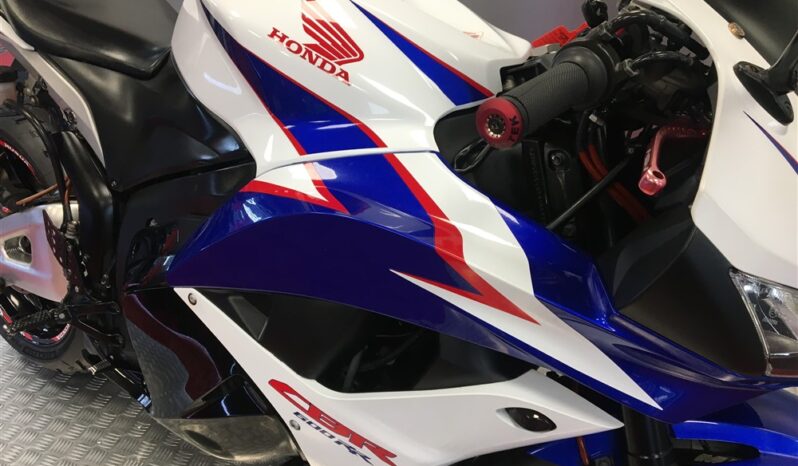 2011 Honda CBR 600 RR Model full